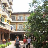 Rambuttri Village Plaza