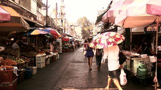 食べ物や果物の屋台がいっぱい！