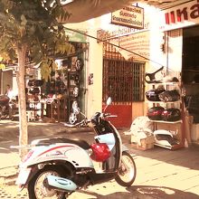 バイク洋品店が多い、この辺の金土夜はタラムートが開催される。