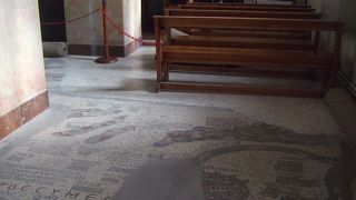 教会の床のモザイク地図がおもしろい