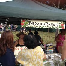 大人気フライドグリーントマトのお店。オニオンリングも美味しそ