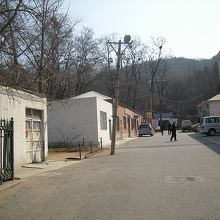 公園を奥まで行くとこの通りに出る。店は左側のレンガ造り