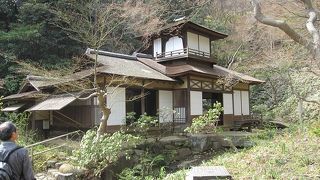 聴秋閣は三溪園にある重要文化財で、銀閣寺を連想させる名建築です。