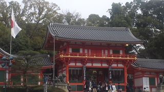美人になる水も涌いている　八坂神社