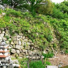 本丸の石垣と堀が残っているのみの淀城跡