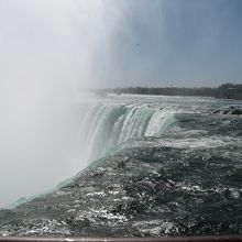 迫力の滝を間近で見ることができます。