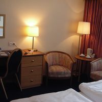 広くはないが、デスクの他にテーブルもある