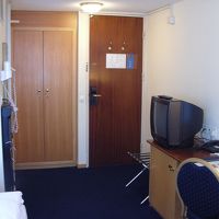 左手にバスルーム、何故かバスルームの外にドライヤー