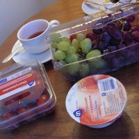 すぐ向かいの駅にアルベルトハイン（スーパー）が入っている