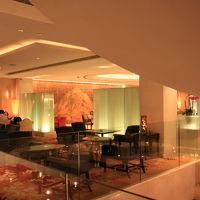 夕方にはピアノも入るロビーラウンジ