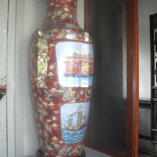 大きな壺。赤と青が対になっていました