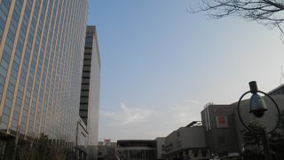 オフィスビルとショッピングモールに囲まれた深川ギャザリア