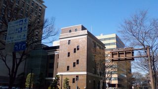 ユーラシア全域にわたる考古、美術資料や書籍を収蔵・展示.