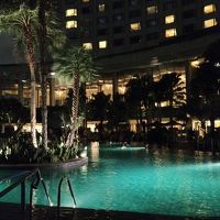 夜のプールとガーデン