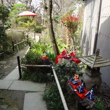 お庭にもさりげなく人形たちが