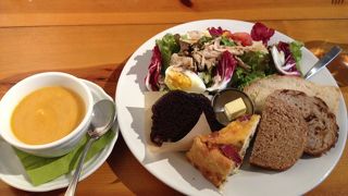 素材を生かした重たいパン