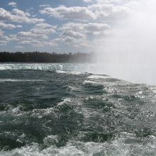 ゴート島からは流れ落ちる滝を間近に眺められます。