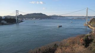 橋の上を通行するもよし下から眺めるもよし