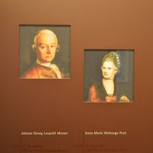 ヴォルフガングの両親の肖像画、父レオポルトの顔は厳しい 