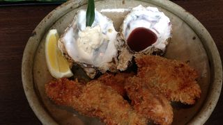 宮島でおしゃれにカキを食べられます。