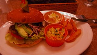 窓際の席からは飛行機の離発着が見られます