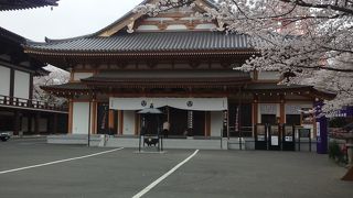 秘仏黒本尊（阿弥陀如来）が祀られています