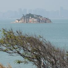 紅土溝三営区から見た台湾の獅嶼と、厦門（アモイ）の高層ビル群