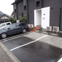 ホテル前が駐車場。少し狭いけど、焦らず停めれば問題なし！