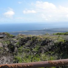 上からの景色です。溶岩の向こうは青い海。