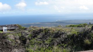 溶岩の間を抜けて海へ向かうドライブ。眺めが良いです。