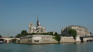 パリ観光の名所、シテ島にある大きな教会