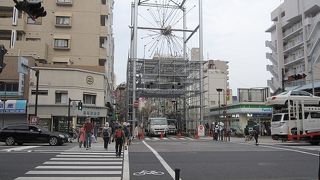 伊勢佐木町3丁目から7丁目まで1.5kmの商店街で、あらゆるお店が軒を連ねています。