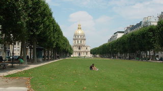 金色の丸屋根が目印