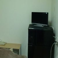 室内には冷蔵庫とテレビ、エアコンも
