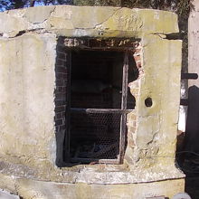 マンホールの地下部分が野外展示されています