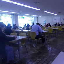 混雑する客席の様子