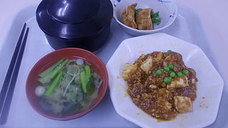 大都市の市役所食堂らしい活気があります