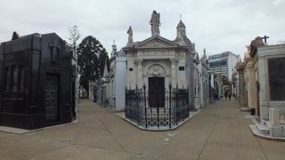 お墓というより建築物