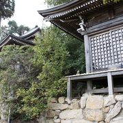 崖上に２つの祠