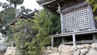 崖上に２つの祠