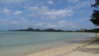 川平湾の裏側、弧を描く遠浅の大きなビーチ