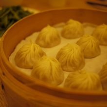 小籠包。意外にすぐ冷めるので熱いうちにどうぞ。