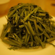 にんにく風味の空芯菜はしゃきしゃきで量もたっぷりでおいしい！