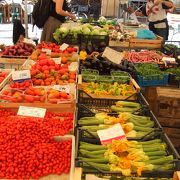 色とりどりの野菜や花が溢れた市場