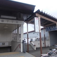 駅の出入り口の様子