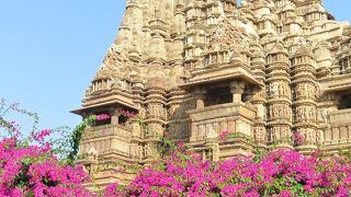 寺院の彫刻のすごさに圧倒されます。