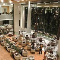 吹き抜けで開放的なレストラン