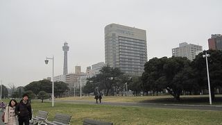 山下公園は、関東大震災の瓦礫で海を埋め立てて出来た臨海公園です。