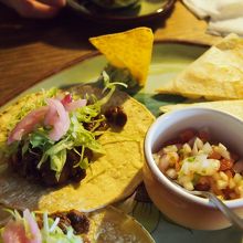 ハードとソフト。２タイプのタコスが食べれるプレート