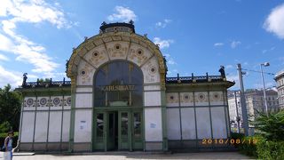 曲線の綺麗な可愛らしい駅舎